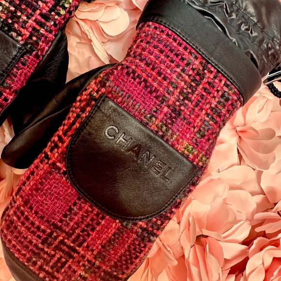 CHANEL Coco Neige Pink Tweed Pink Navy Leather Mittens - Picture 6 of 7
